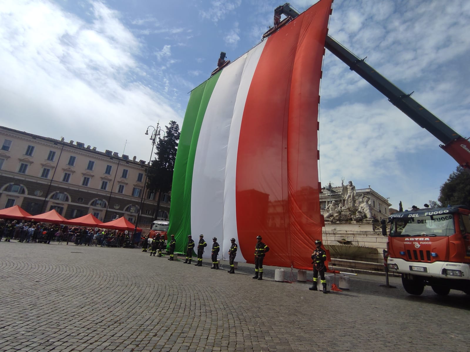 Piazza_del_popolo_6.jpg Alza bandiera a Piazza_del_popolo