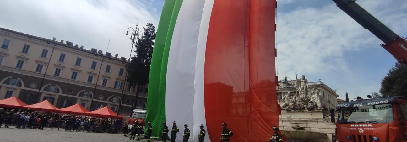 Alza bandiera a Piazza_del_popolo
